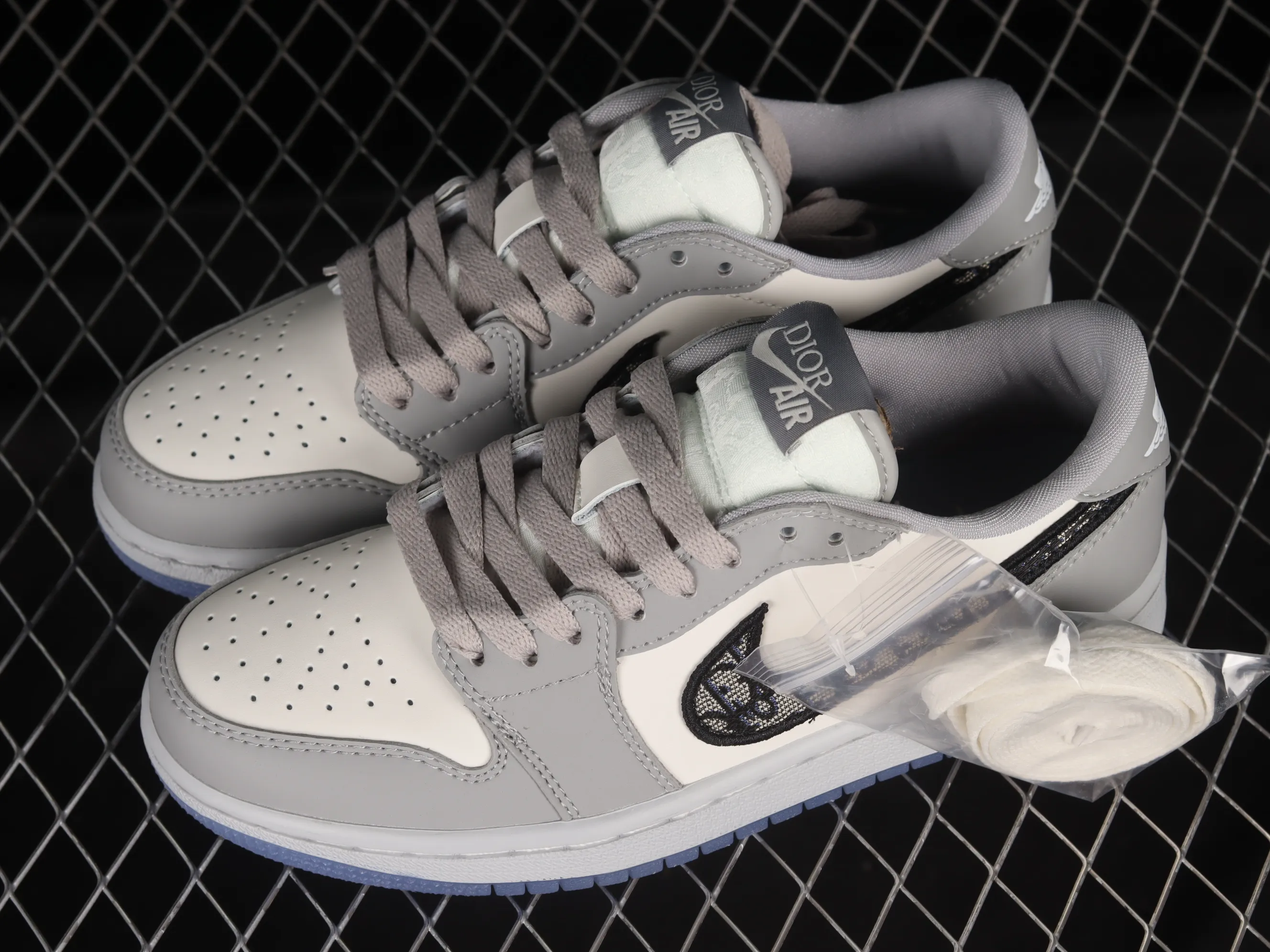 All categories Air Jordan Jordan series basketball shoes Air Jordan 1 Low Dior x Air Jordan 1 Low AJ1 Joe 1 Dior joint white gray low top CN8608-002